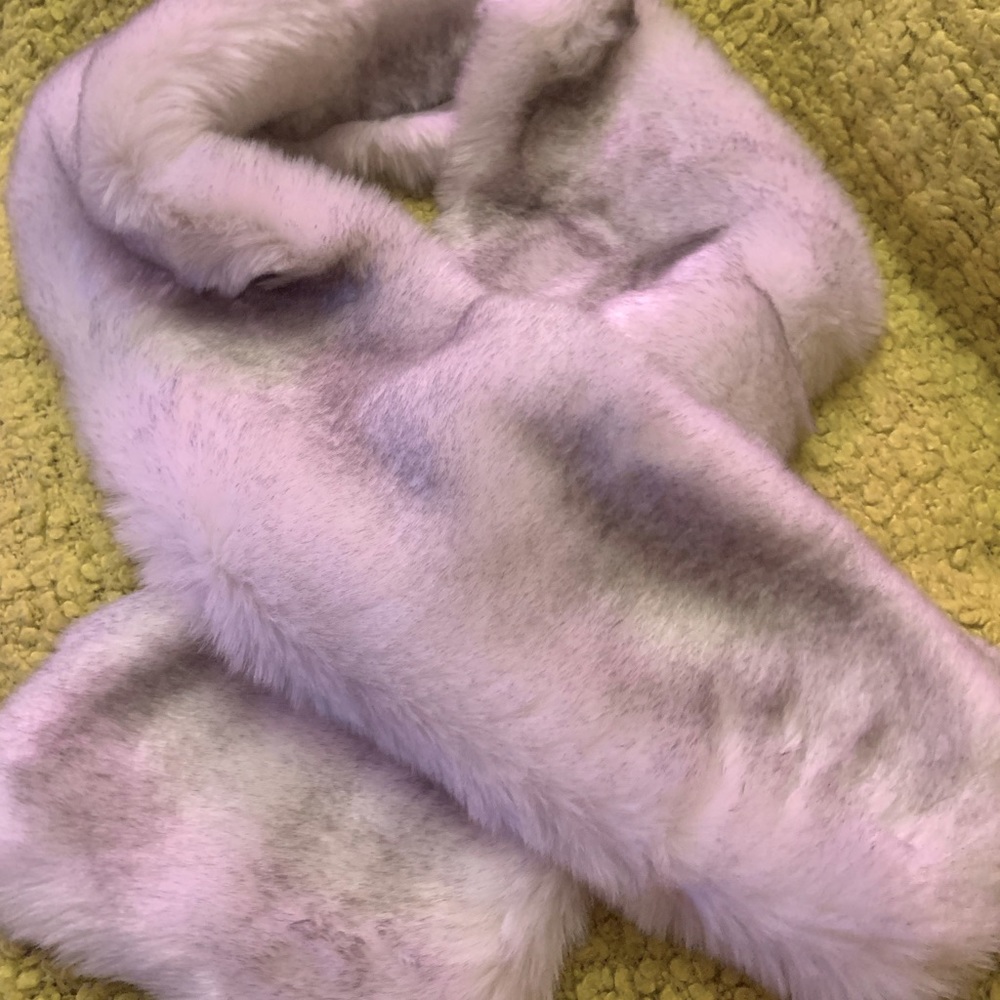 Faux fur and satin shall.. NEVER WORN!! 🤍